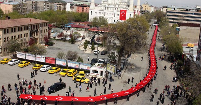 Dev bayraklı &#039;81 İl Tek Yürek&#039; yürüyüşü