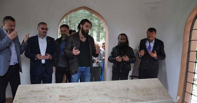 Diriliş Ertuğrul oyuncuları Turgut Alp’in kabrini ziyaret etti