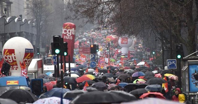 Fransa&#039;da yüz binlerce kişi çalışma yasa tasarısını protesto etti