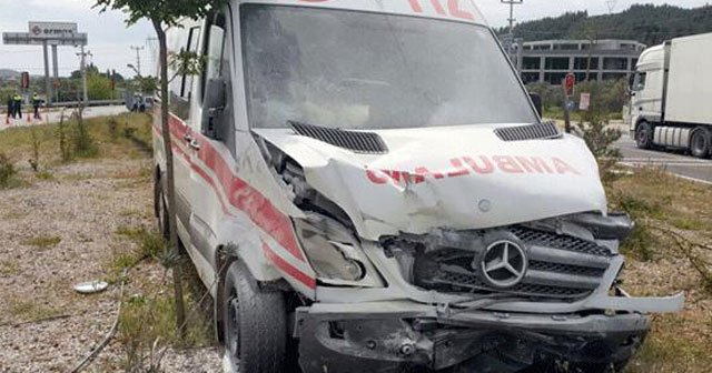 Hasta taşıyan ambulans otomobille çarpıştı, 1 ölü