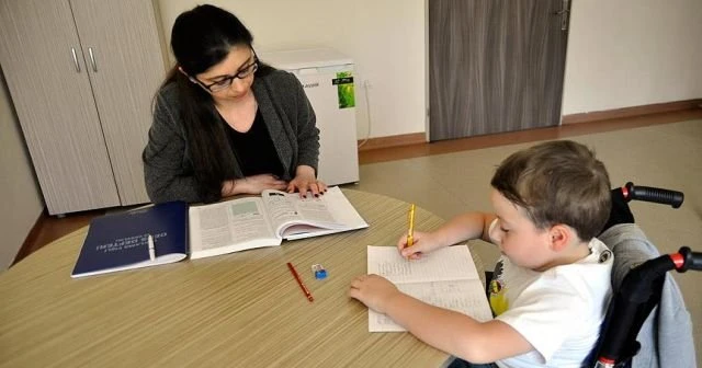 Hastanede aldığı eğitimle derslerinden geri kalmıyor