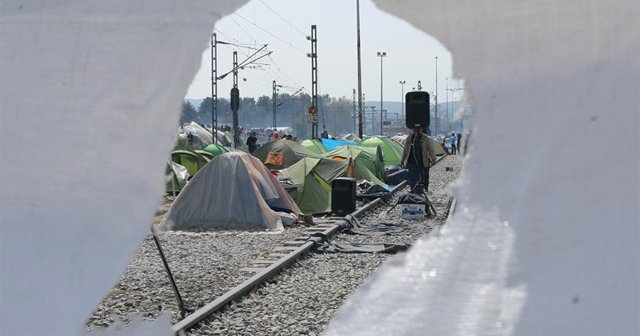 İdomeni&#039;deki sığınmacılar demiryolu kapatma eylemini sürdürdü