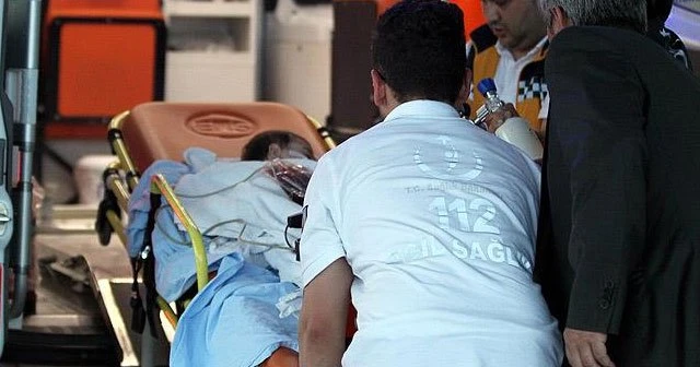 İkinci kattan düşürdüğü bebeğinin peşinden atladı