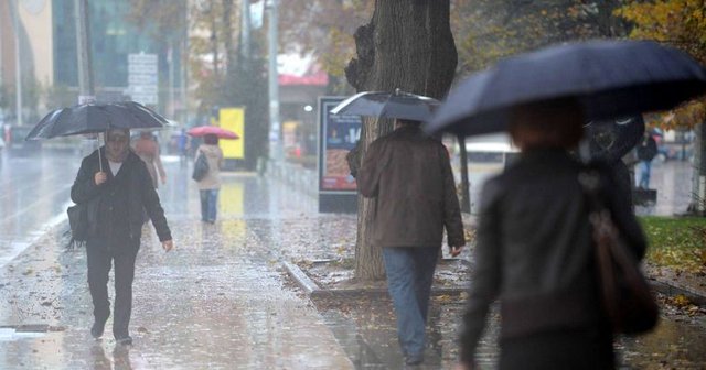 İstanbul&#039;da sağanak yağış etkili oldu