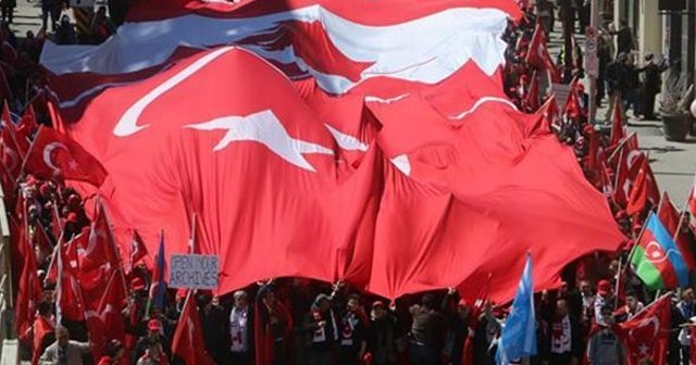 Kanada'daki Türkler 'Ermeni yalanlarına' karşı yürüdü