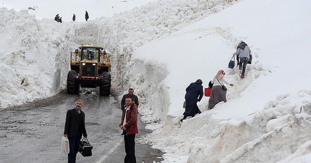 Karayoluna düşen çığ araçları mahsur bıraktı