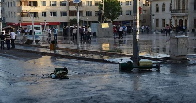 Kilis Valiliği&#039;nin yanına roket düştü! 1 ölü, 10 yaralı