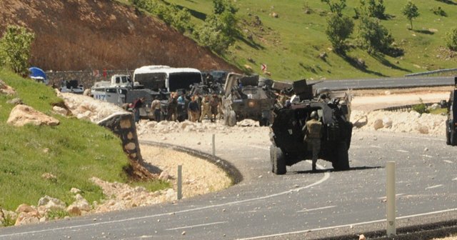 Mardin&#039;de polis aracına bombalı saldırı, 12 polis, 1 vatandaş yaralı