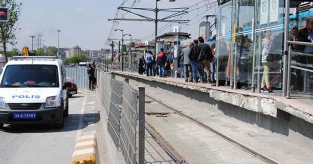 Metris&#039;te baygınlık geçiren kadın tramvayın altında sürüklendi