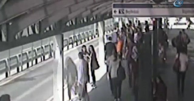Metrobüs yoluna düşen kadın ezilmekten son anda kurtuldu