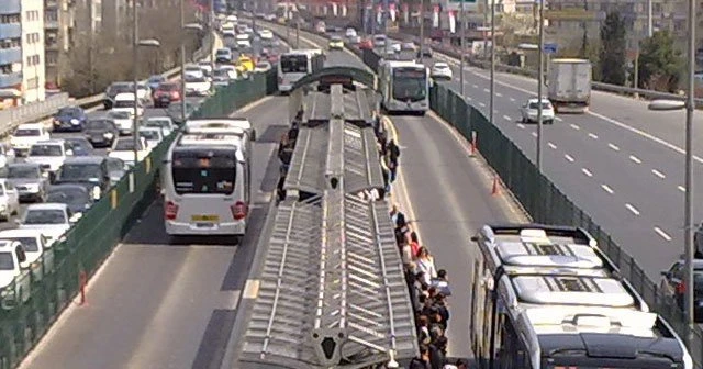 Metrobüs yolunda kaza, 4 yaralı