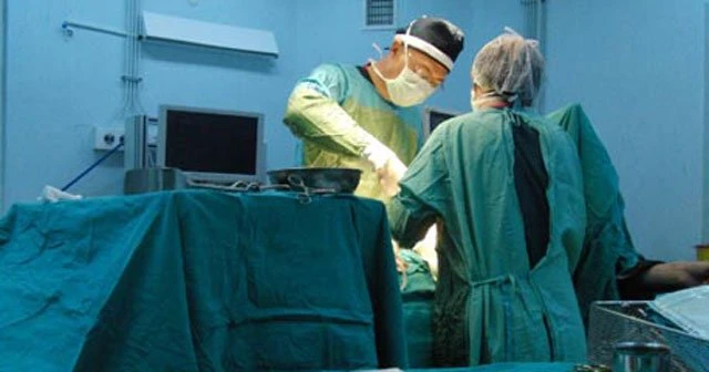 Midesinden yarım kilo ağırlığında 82 parça taş çıktı