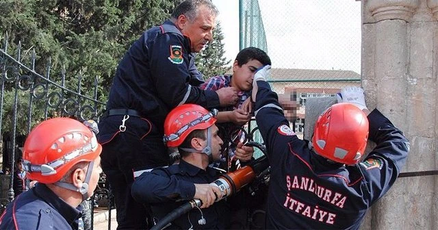 Okul duvarından atlamak isterken koluna demir saplandı