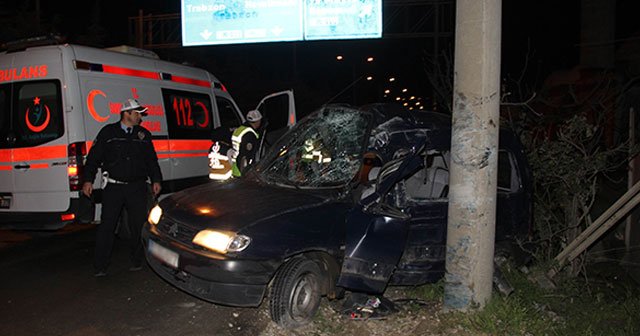 Otomobil beton direğe çarptı, 1 ölü 1 yaralı