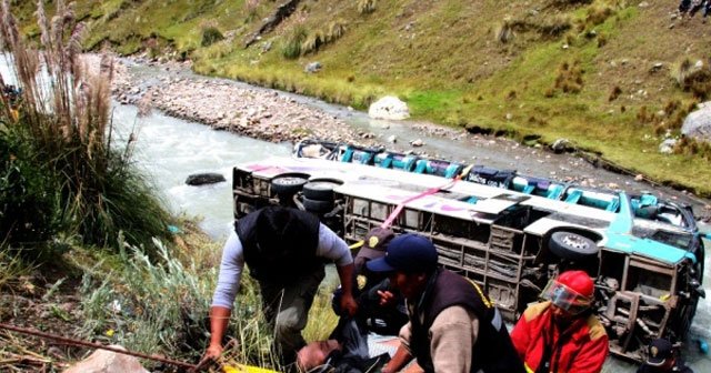 Peru&#039;da otobüs nehre uçtu, 23 ölü