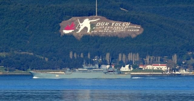 Rus askeri gemileri Çanakkale Boğazı&#039;ndan geçti