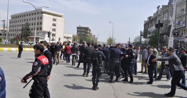 Sopalar havada uçuştu, ortalık savaş alanına döndü