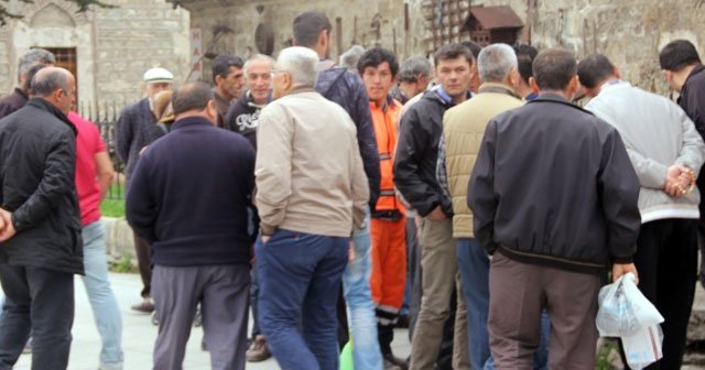 Şüpheli paketi görmek için birbirlerini ezdiler