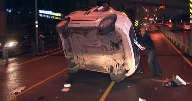 Takla atan otomobil metrobüs yoluna girdi