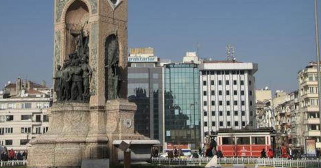 Taksim&#039;de silahlı şahıs paniği