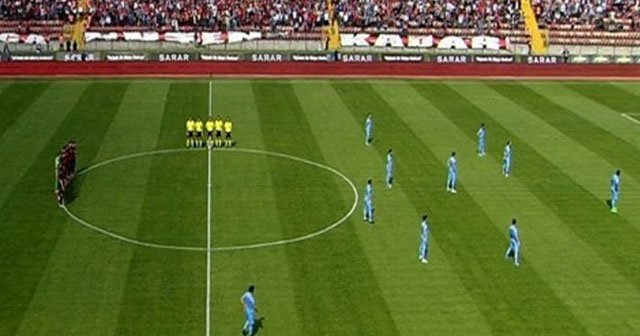 Trabzonsporlu futbolcular &#039;2 dakika düşün&#039; kararını protesto etti
