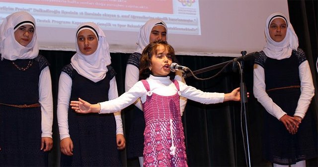 Türk ve Suriyeli öğrencilerden &#039;kardeşlik türküsü&#039;