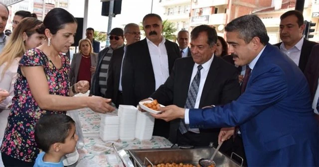 Türkeş'in ölüm yıl dönümünde lokma dağıttılar