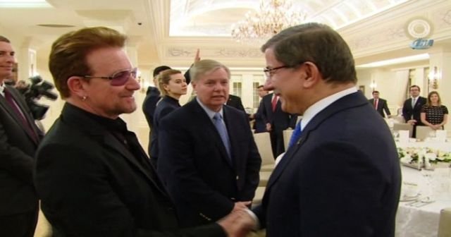 U2'nun solisti Bono : 'Türkiye dünyaya nezaket dersi verdi'