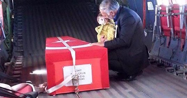 Uçakta, dede kucağında şehit babaya son bakış