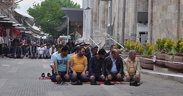 Ulu Cami cuma namazında vatandaşların akınına uğradı