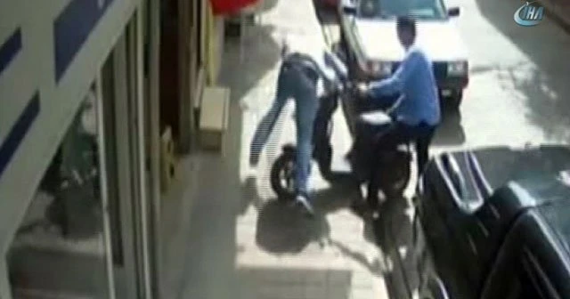 Uyuşturucu bağımlısı gencin ilginç halleri kamerada!
