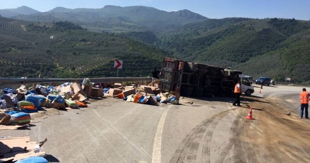 Virajı alamayan kamyon yan yattı, 2 kardeş öldü