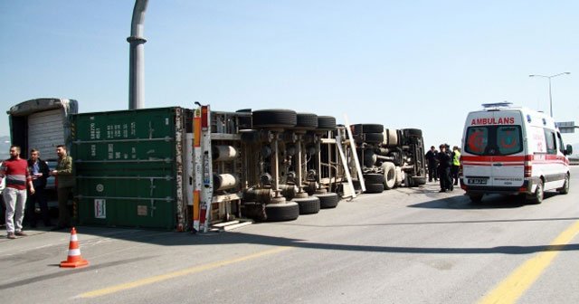 Virajı alamayan TIR kamyona çarparak devrildi