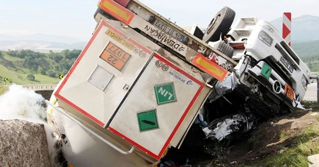 Yalova’da sıvı azot yüklü tanker devrildi