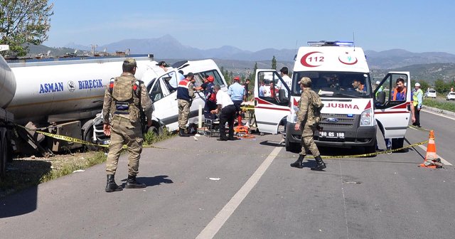 Yolcu minibüsü tankere çarptı, 3 ölü, 11 yaralı