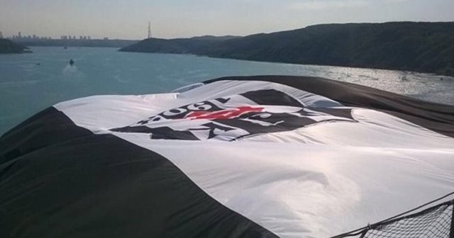 3. köprüde bir ilk, Beşiktaş bayrağı dalgalanmaya başladı