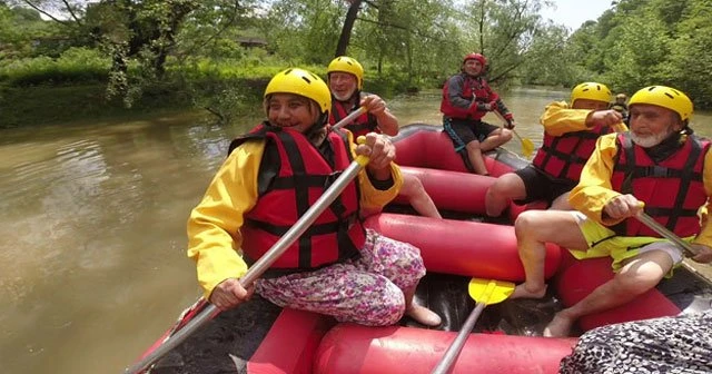 80’lik adrenalin tutkunlarının rafting macerası