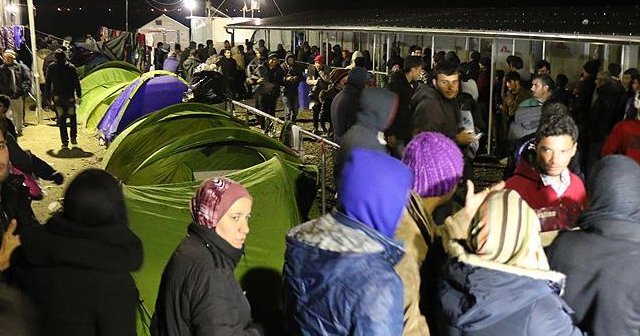 Avustralya Göç Bakanı mültecileri cahillikle suçladı