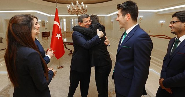 Başbakan Davutoğlu gençlerle buluştu