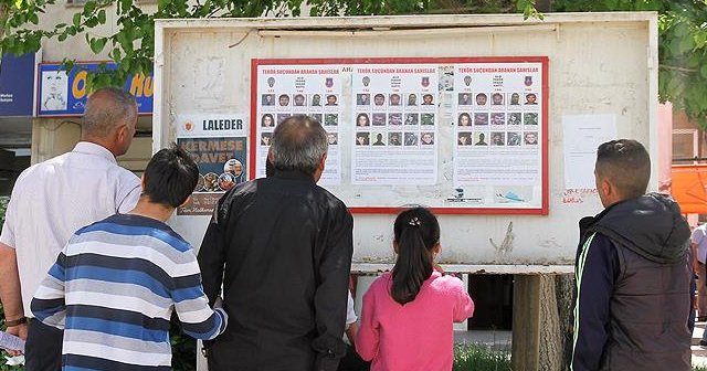 Başına ödül konulan teröristler afişle duyuruluyor