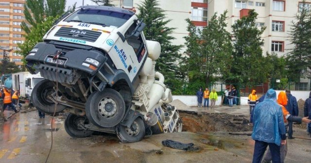 Başkent&#039;te çukura düşen düşene