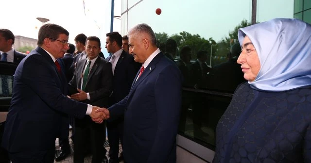 Binali Yıldırım, Davutoğlu'nu kapıda karşıladı