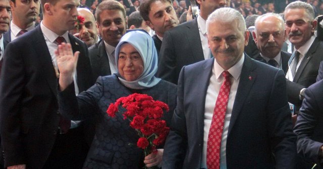 Binali Yıldırım eşinin duasıyla salona girdi