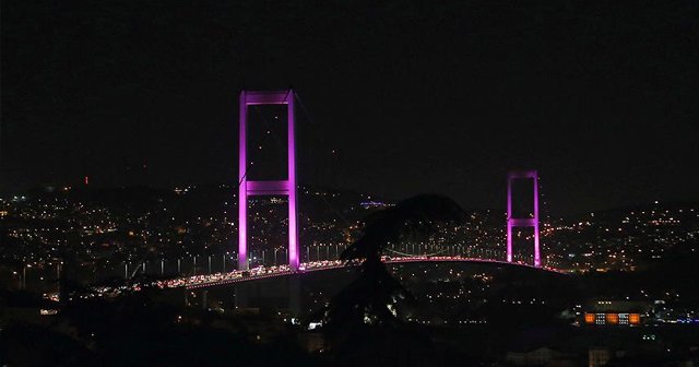 Boğaziçi Köprüsü pembe renkle ışıklandırıldı