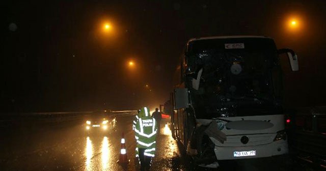 Bolu &#039;da TIR otobüse çarptı, 15 yaralı