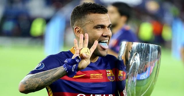 Dani Alves&#039;ten Pele&#039;ye eleştiri