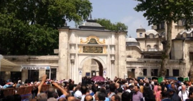 Davutoğlu, Eyüp Sultan’da helallik istedi