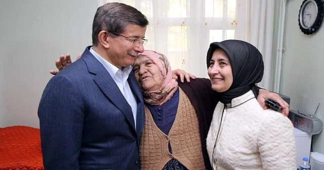 Davutoğlu&#039;ndan huzurevine Anneler Günü ziyareti