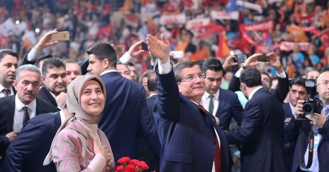 Davutoğlu salonu selamlarken gözyaşları sel oldu