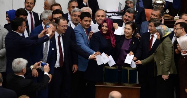 Davutoğlu ve AK Partili vekillerin fotoğrafını CHP'li vekil çekti